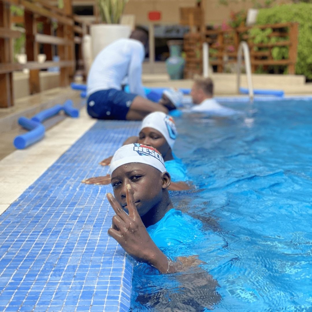 Enfants alignés au bord du bassin pendant une séance Auto-Rescue®, Dakar 2021
