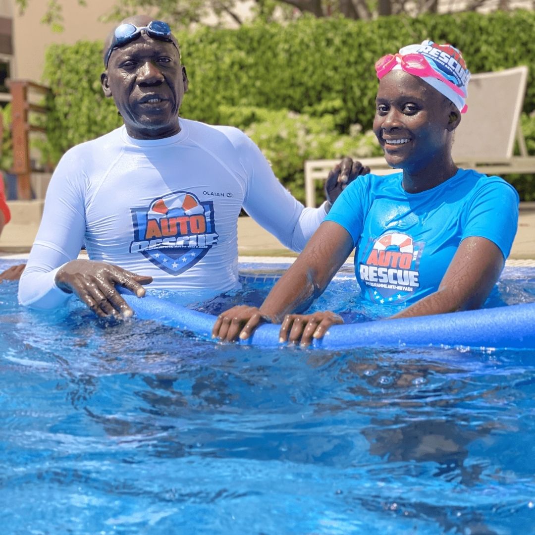 Deux participants Auto-Rescue® dans l'eau avec une frite de natation, Dakar 2021