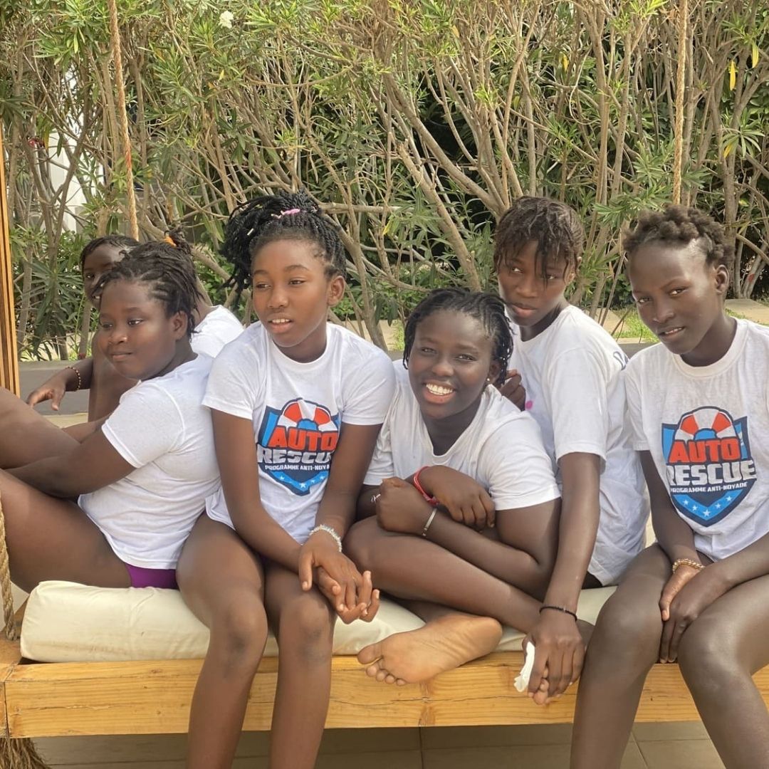 Groupe de jeunes filles en t-shirts Auto-Rescue® après la séance, Dakar 2021