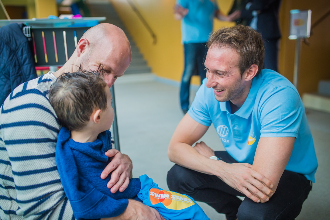 Coach Swim Stars accueillant un enfant et son parent